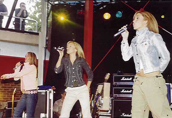 ATOMIC KITTEN at Summer Ball 2001
